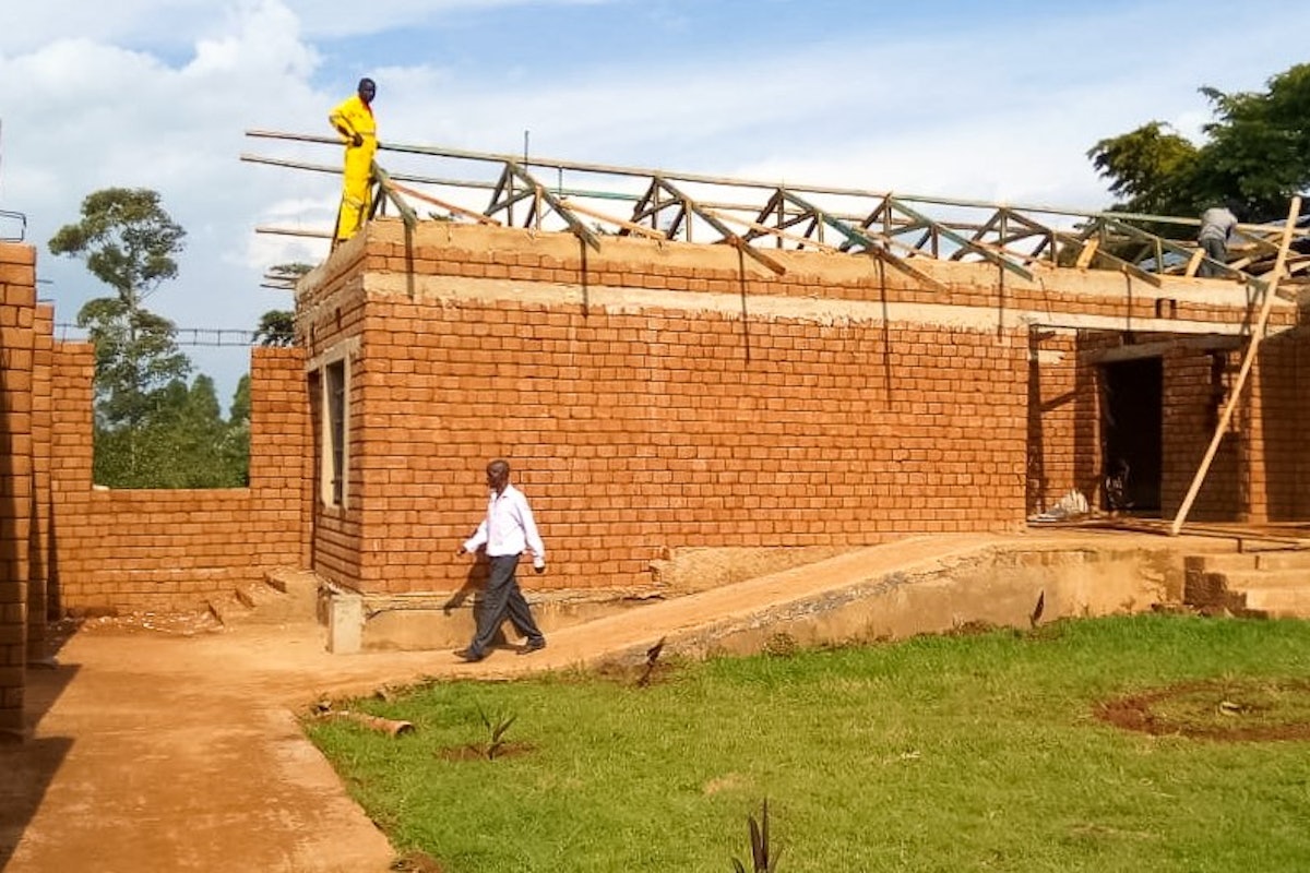 Volunteers from the village of Namawanga, Kenya, and the surrounding area joined together in recent months to undertake the construction of an 800-square-meter educational facility for their village.