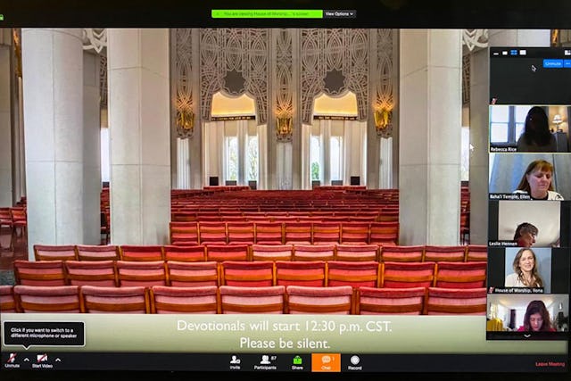 در معبد بهائی در ویلمت در ایالات متحده آمریکا، برنامه‌های معمول نیایش به طور موقت آنلاین برگزار می‌شود و این فضا همچنین شامل تصویری است که حس حضور در معبد را به بیننده منتقل کند.