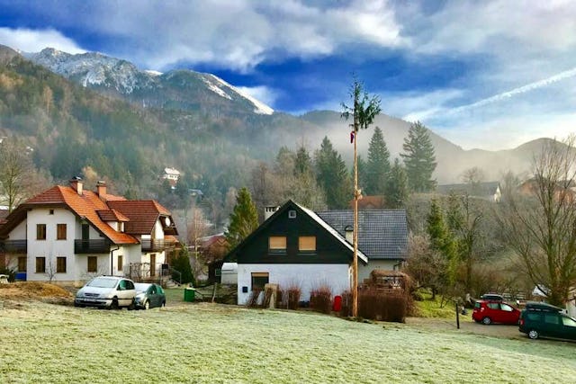 Dans le village de Bašelj, en Slovénie, des jeunes et des adultes ont trouvé des moyens créatifs de partager l’information et d’organiser l’accès aux produits de première nécessité face à la crise sanitaire actuelle. (Crédit : Michael Winger)