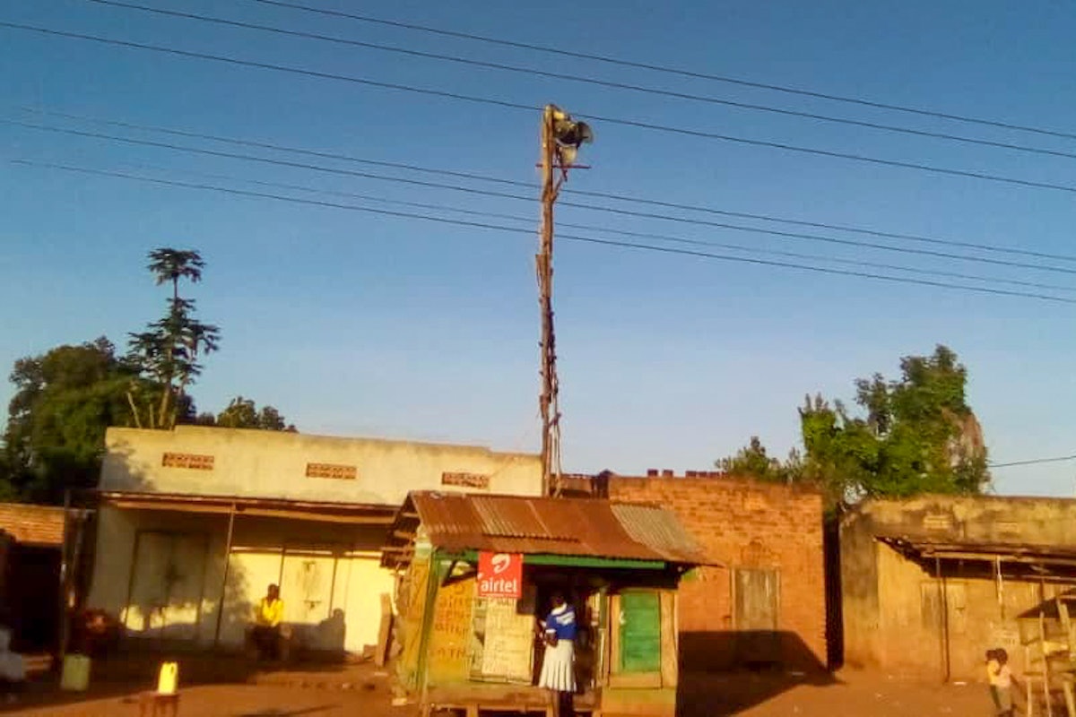 Le petit studio et l’appareil de communication de masse dans le centre de Kiyunga, en Ouganda. Les dirigeants locaux ont mis le matériel de radiodiffusion à la disposition des bahá’ís et ont soutenu cet effort, encourageant les villageois à écouter, à participer aux discussions et à prier chez eux.