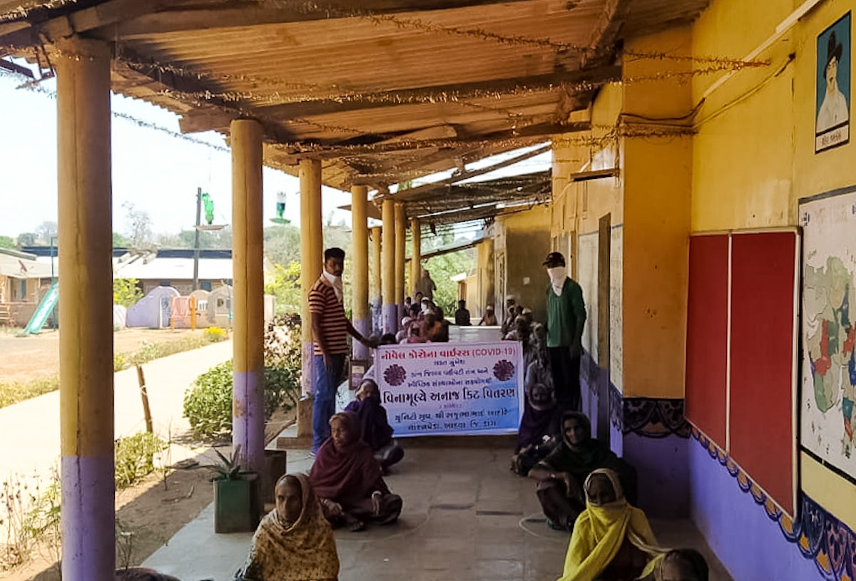 Grupos de personas se ocupan de visitar las residencias de ancianos en toda la India para suministrar mascarillas de protección y divulgar información fehaciente acerca del coronavirus.