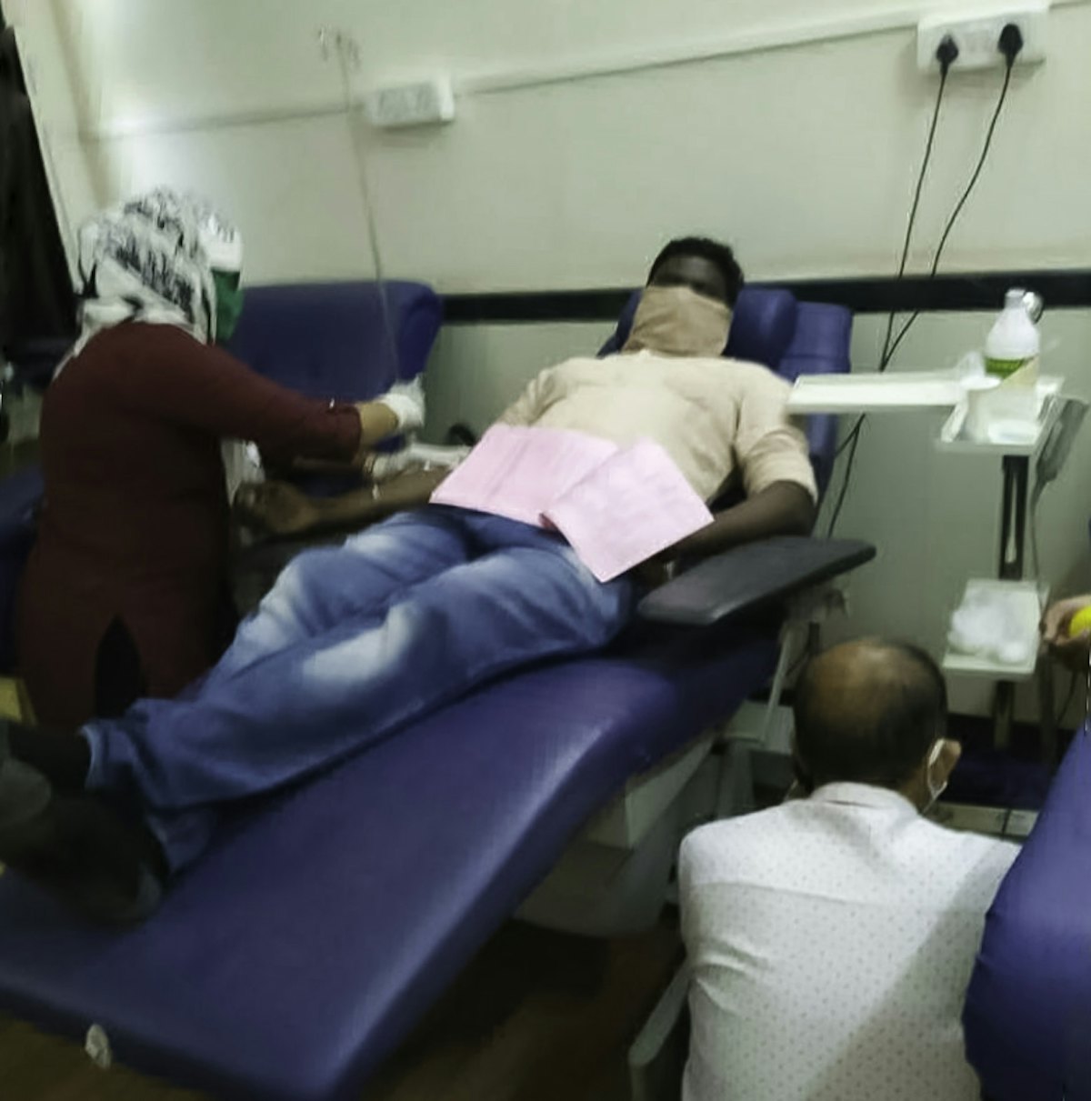In response to an urgent call from the Health Minister of Maharashtra for blood donations, the Baha’i Local Spiritual Assembly of Maleagaon rallied many people to respond. The Local Assemblies have spearheaded many of the efforts across the country.