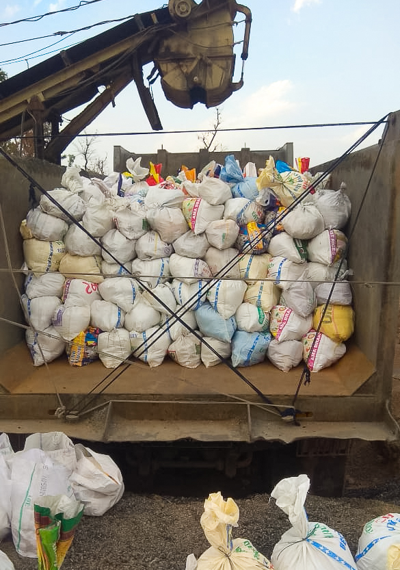 Dans un village en Inde, une entreprise de construction appartenant à des bahá’ís locaux a utilisé ses camions et d’autres ressources pour apporter de la nourriture à 2 500 ménages en détresse dans 50 villages isolés pendant la crise sanitaire.