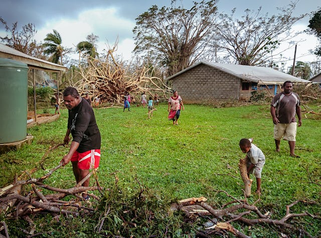 Miembros de la comunidad local comienzan el trabajo de limpieza en la escuela después de que la isla Espíritu Santo, Vanuatu, fuera arrasada por el ciclón Harold. El grado de unidad y de acción colectiva promovidas por las actividades educativas de la comunidad bahá’í, así como el programa de Preparación para la Acción Social (PAS), ha permitido a muchos reaccionar con rapidez y comenzar a reconstruir y replantar.