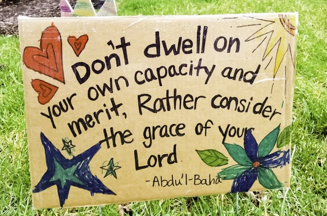 خانوادهها در ایالت ایلینوی، بخشهایی از آثار بهائی را در اماکن عمومی نصب کردند تا عابران را شاد کرده و آنها را به تأمل وادارند.