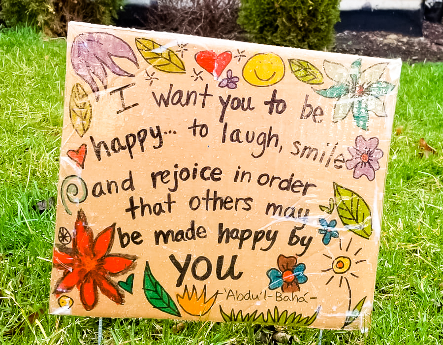 Familias en Illinois exponen públicamente citas de los Escritos bahá’ís para llevar alegría y ofrecer un punto de reflexión a los transeúntes.