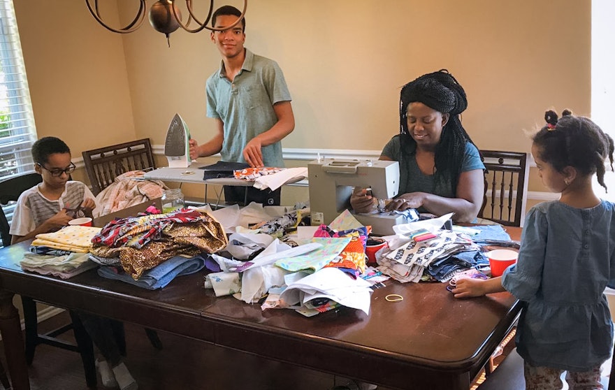 Aux États-Unis, des jeunes, qui se sont engagés dans les efforts de renforcement de la communauté bahá’íe, ont rapidement répondu à une multitude de besoins qui se sont fait jour dans leurs communautés. Ici, une famille de Rockwall, au Texas, a préparé des masques pour ses voisins.