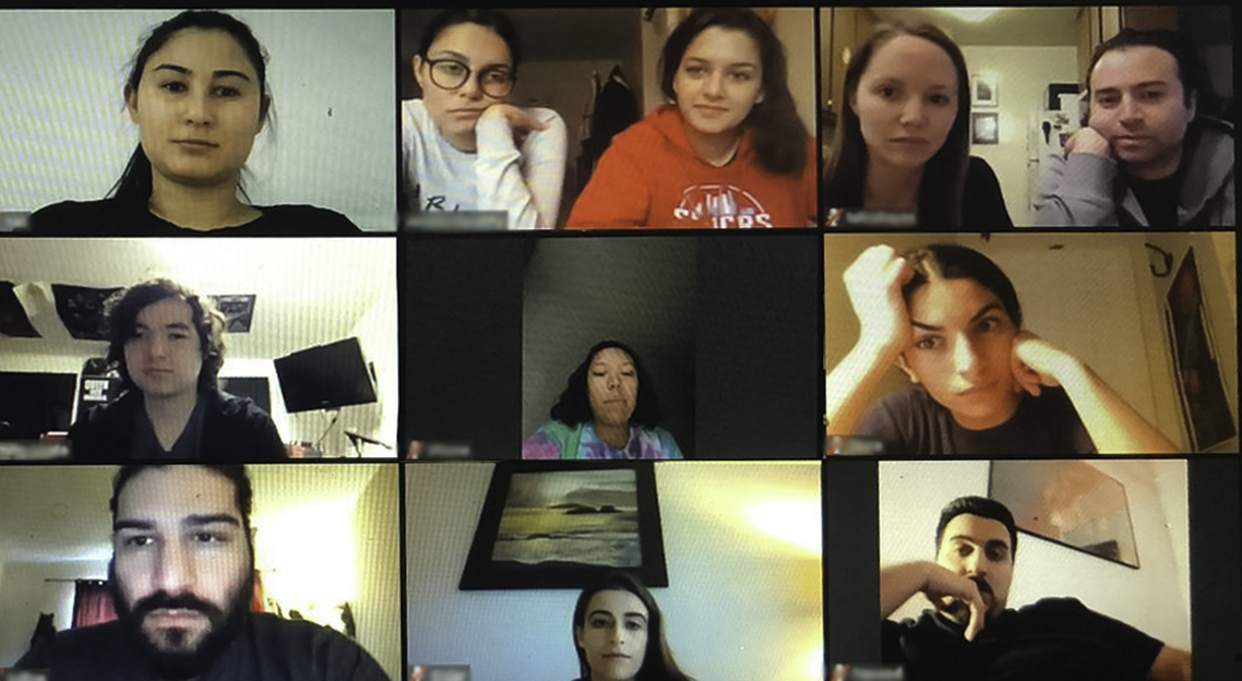 A lo largo y ancho de los Estados Unidos, se han utilizado espacios telemáticos para conectarse y ofrecer ayuda. Jóvenes en Virginia, tras identificar a las familias que necesitan un tipo de ayuda adicional, mantienen reuniones regulares en internet para difundir información administrativa en distintos idiomas y para ayudar a sus compañeros con las tareas escolares.