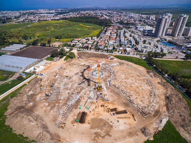 فونداسیون ورودیهای شمالی و جنوبی که به بنای مرکزی منتهی میشوند و دیوارهای باغ داخلی در حال تکمیل هستند. در نتیجه، نمایی از هندسهٔ زیبای طرح آرامگاه برای اولین بار قابل مشاهده است.