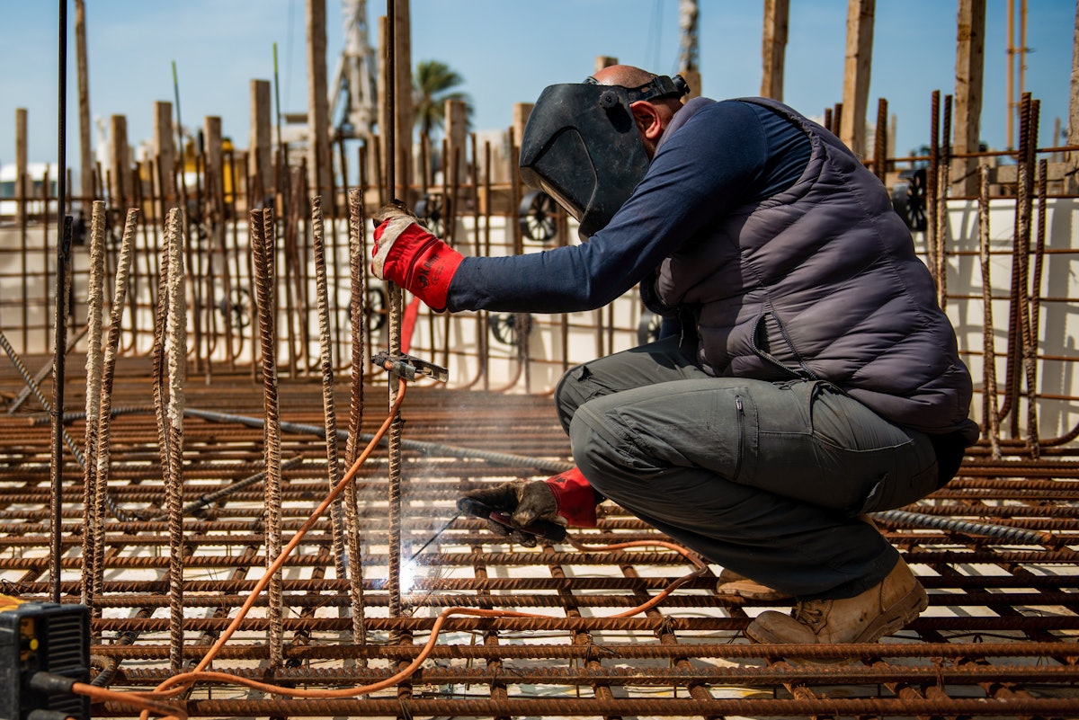 Préparatifs pour couler une couche de béton qui recouvrira les pieux de soutien qui avaient été enfoncés profondément au centre du site pour le mausolée de ‘Abdu’l-Bahá.