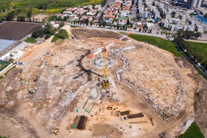 Malgré les ralentissements dans certains aspects du projet pour assurer la sécurité du personnel sur le chantier, les travaux des fondations avancent et sont presque terminés.