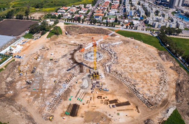 با وجود کند شدن برخی از جنبههای پروژه برای تضمین سلامت کارکنان در محل ساختوساز، کار بر روی فونداسیون پیشرفت کرده و نزدیک به اتمام است.