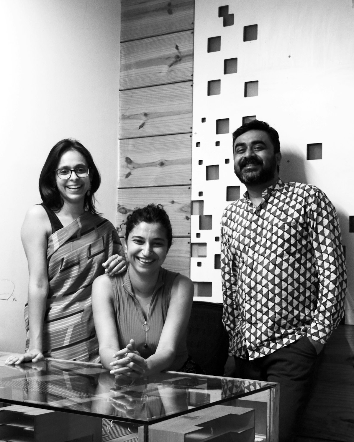 Los socios fundadores de SpaceMatters, estudio de arquitectura que está diseñando la Casa de Adoración bahá'í de Bihar Sharif, India. De izquierda a derecha, Moulshri Joshi, Amritha Ballal y Suditya Sinha.