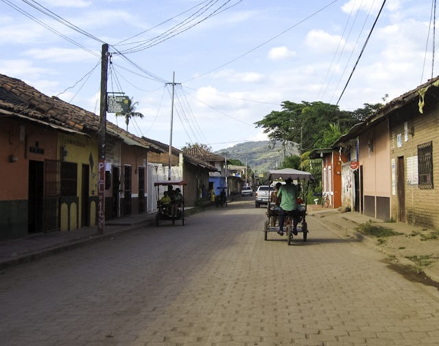 A Baha’i-inspired program that establishes community banks in Nicaragua is drawing on experience and sound principles in response to challenging circumstances. “These banks are founded on the Baha’i principles of service and care for the well-being of all,” says the program’s national coordinator. (Credit: Christopher Sayan at Wikipedia CC BY-SA, edited)