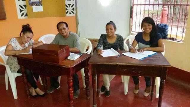 Fotografía realizada antes de la actual crisis sanitaria mundial. Los bancos comunitarios en Nicaragua inspirados en principios bahá’ís están gestionados exclusivamente por los miembros de la comunidad.