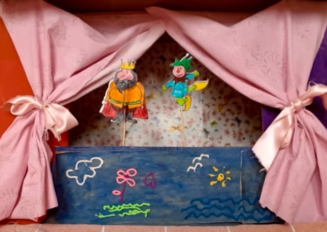 Teachers of children’s moral education classes in Italy have recorded a puppet show on the theme of justice and shared it on the website, “Stelle Splendenti” (Brilliant Stars). This website, one of several initiatives of the country’s Baha’i community, was created in response to the coronavirus pandemic and makes available multimedia resources to help families explore with their children the spiritual qualities most needed at this time.