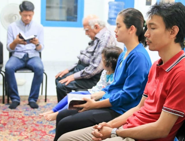 خانواده‌ای در اندونزی با هم مشغول دعا و نیایش. رینا تجوآ لینا (Rina Tjua Leena)، از اعضای دفتر امور خارجی بهائیان اندونزی می‌گوید: «زمانی که چند نفر گرد هم می‌آیند تا با هم دعا بخوانند و عمیقاً دربارۀ مفاهیم کلمات مقدسی که بر زبان می‌آورند بیاندیشند، دید واضح‌تری از مسائل مهم به دست می‌آورند و احساس وحدت بیشتری می‌کنند. آن‌ها می‌‌توانند برای پاسخگویی به نیازهایی که اطرافشان مشاهده می‌کنند، تصمیماتی بگیرند و اقداماتی انجام دهند.»