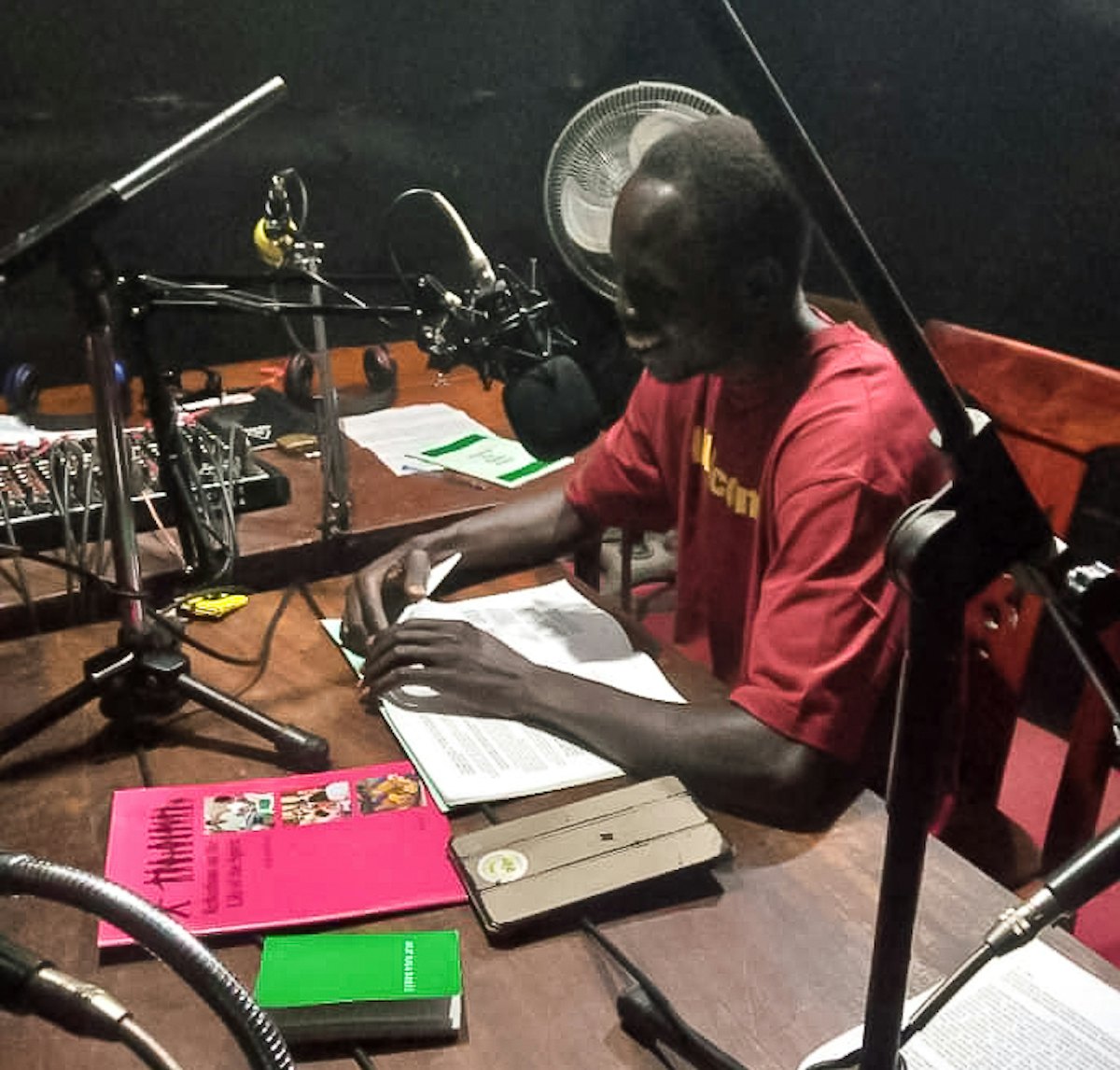 بهائیان «کامولی» (Kamuli) دراوگاندا، روزانه برنامه‌های رادیویی دربارهٔ اهمیت زندگی آمیخته به نیایش پخش می‌کنند.
