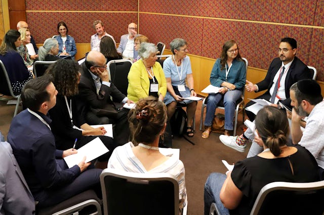 Photographie prise avant la crise sanitaire mondiale actuelle. La communauté bahá’íe australienne organise périodiquement des tables rondes, comme celle présentée ici, avec différents acteurs sociaux, universitaires et communautés religieuses pour faire avancer les discussions sur la cohésion sociale.