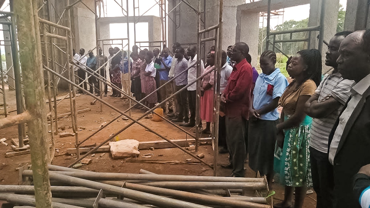 Photographie prise avant la crise sanitaire mondiale actuelle. Des personnes de religions différentes se sont rassemblées avant même le début de la construction sur le site de la maison de culte bahá’íe à Matunda, au Kenya, pour des prières collectives.