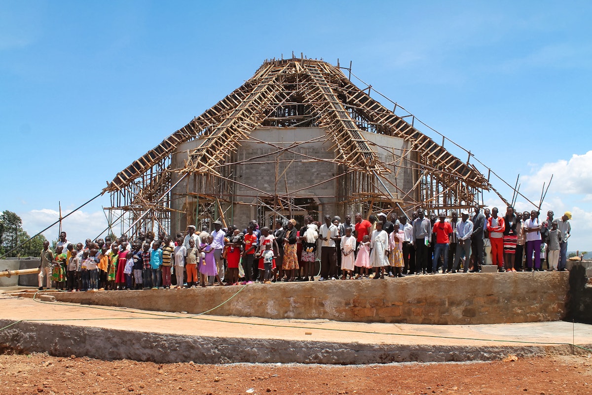 Photographie prise avant la crise sanitaire mondiale actuelle. Des personnes de tous âges se réunissent régulièrement sur le terrain de la maison d’adoration bahá’íe locale à Matunda pour prier ensemble et offrir leur aide pour différents aspects de l’entretien du site, notamment pour entretenir une pépinière sur le site.