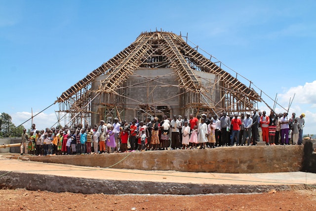 Prior to the pandemic, people of all ages were regularly gathering on the grounds of the local Bahá’í House of Worship in Matunda Soy, Kenya, to pray together and offer assistance with various aspects of the site’s upkeep.