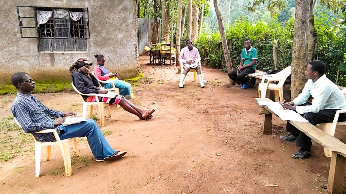Des personnes de tous âges participant aux programmes d’éducation de la communauté bahá’íe kenyane se réunissent régulièrement sur le terrain de la maison d’adoration bahá’íe locale de Matunda pour étudier et se concerter sur la manière de développer leur capacité à rendre service à leur société.