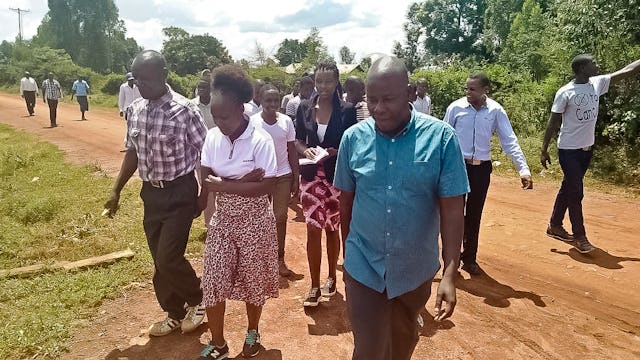 عکس قبل از بحران جهانی سلامت کنونی گرفته شده است. از قبل از شروع ساخت معبد، مردم از پیشینههای دینی مختلف در محل ساخت معبد برای دعا و نیایش گروهی جمع شدهاند.