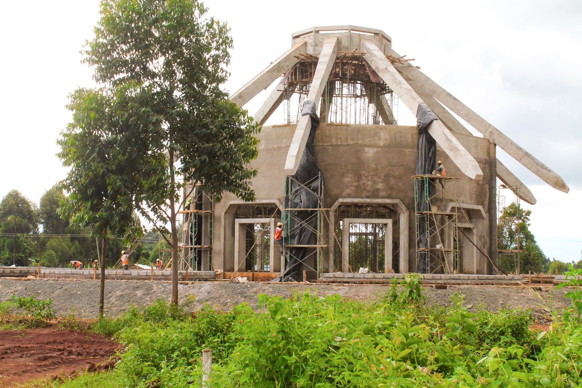 Construction work on the local Baha’i House of Worship in Kenya has continued to advance, though it has taken a more measured pace during the pandemic. With its foundations complete, the temple’s nine walls have now been raised, and supports for the design’s elegant sloped roof are being put in place.