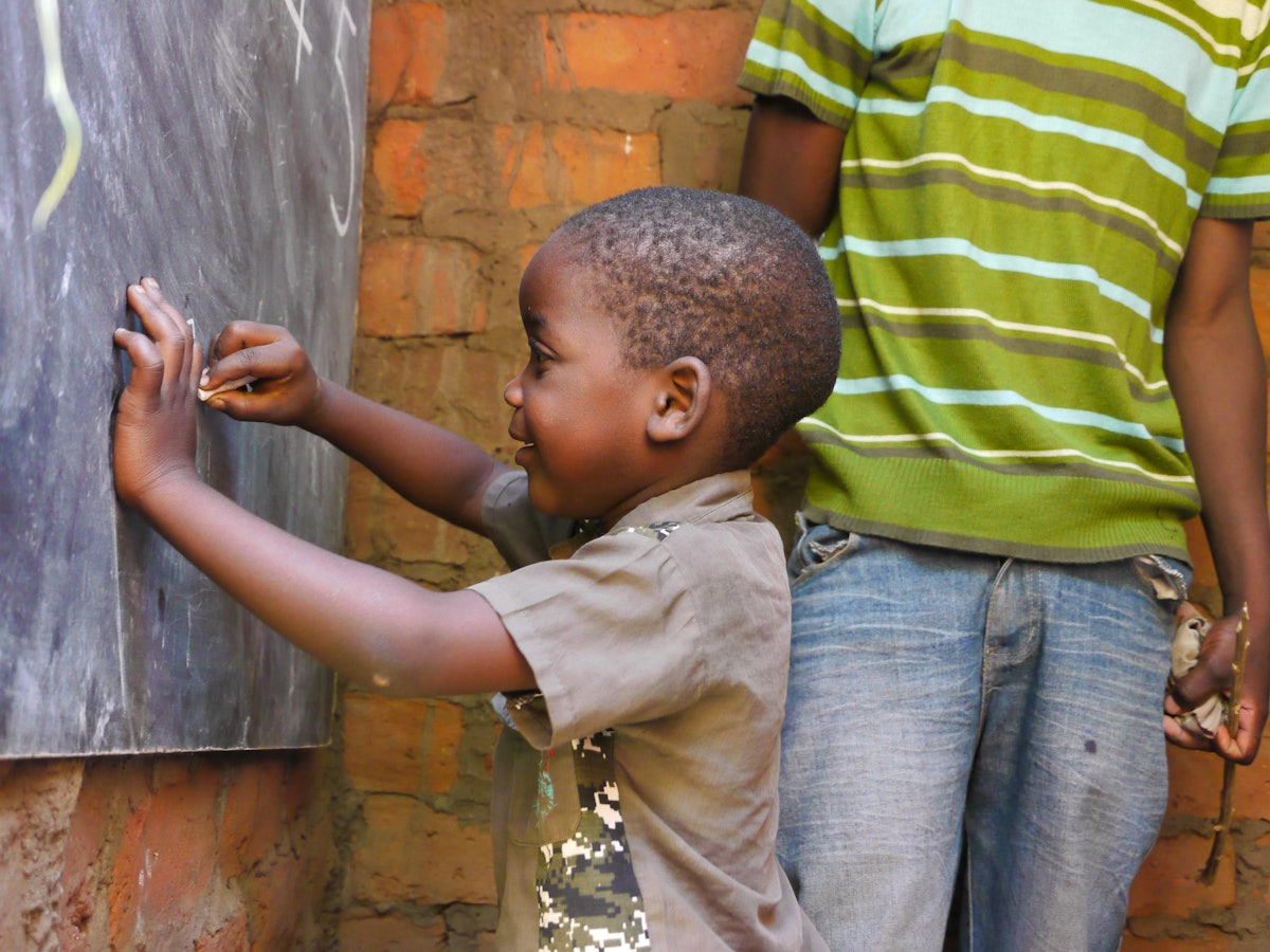 Fotografía realizada antes de la actual crisis sanitaria.  Un niño estudia en una escuela comunitaria de Malawi. Andrew Nhlane, coordinador nacional de las escuelas comunitarias con la Fundación Bambino, dice: «Ya que son los padres los que han seleccionado a los maestros de sus hijos, desde un principio ha existido confianza entre ellos».