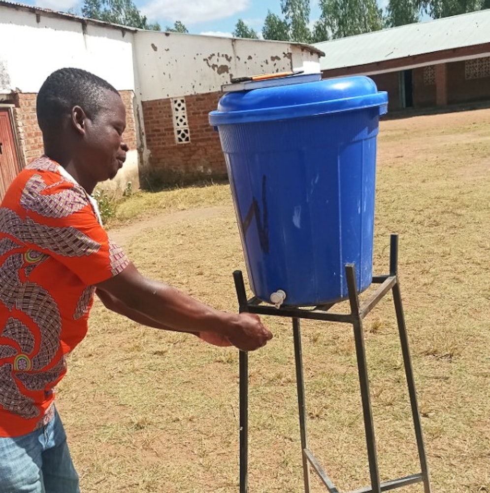 مدارس محلی مالاوی پاسخی خلاقانه به شرایط کنونی داده‌‌اند و ضمن رعایت تمهیدات بهداشتی برای جلوگیری از شیوع بیماری ویروس کرونا کیفیت بالای آموزش خود را حفظ کرده‌اند.