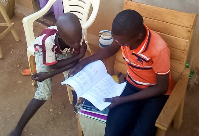 Alumnos de una escuela comunitaria de Bangui (República Centroafricana) estudian en casa. Mokolé comenta: «El planteamiento de las escuelas descentralizadas abre puertas insospechadas. Nos ha dado la posibilidad de ayudar a los padres a aumentar su comprensión de los principios y destrezas educativas, que es algo esencial, puesto que el hogar es el principal escenario para la educación de los niños».