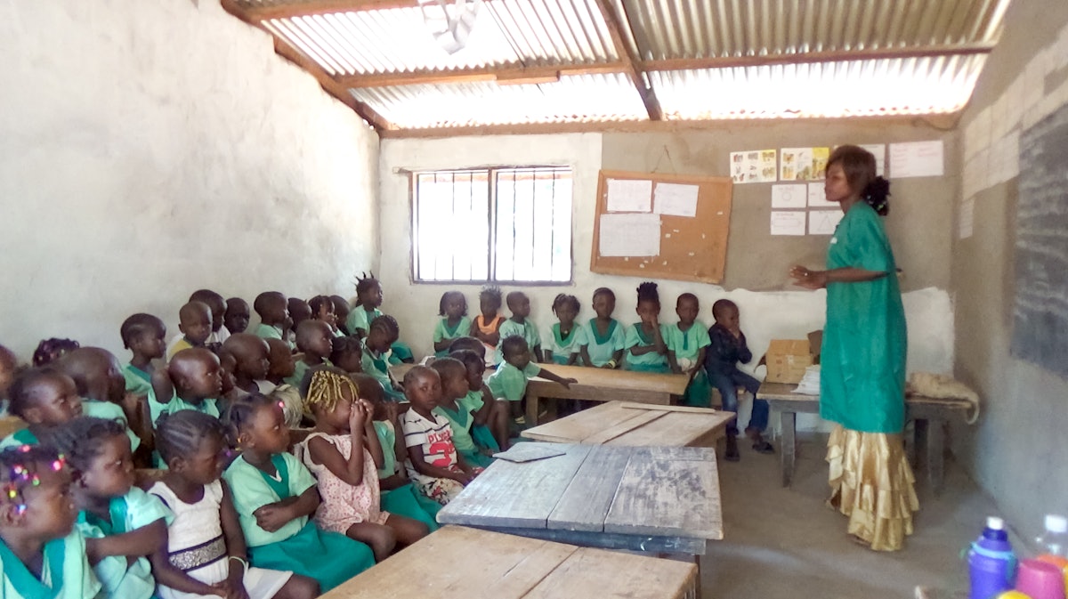 این عکس قبل از شرایط بحران سلامت کنونی گرفته شده است. کلاسی در مدرسه محلی در بانگی، جمهوری آفریقای مرکزی. یکی از اصول بهائی که شالوده‌ٔ این مدارس را شکل می‌دهد این است که جامعهٔ محلی می‌تواند در آموزش کودکان نقش مهمی ایفا نماید.