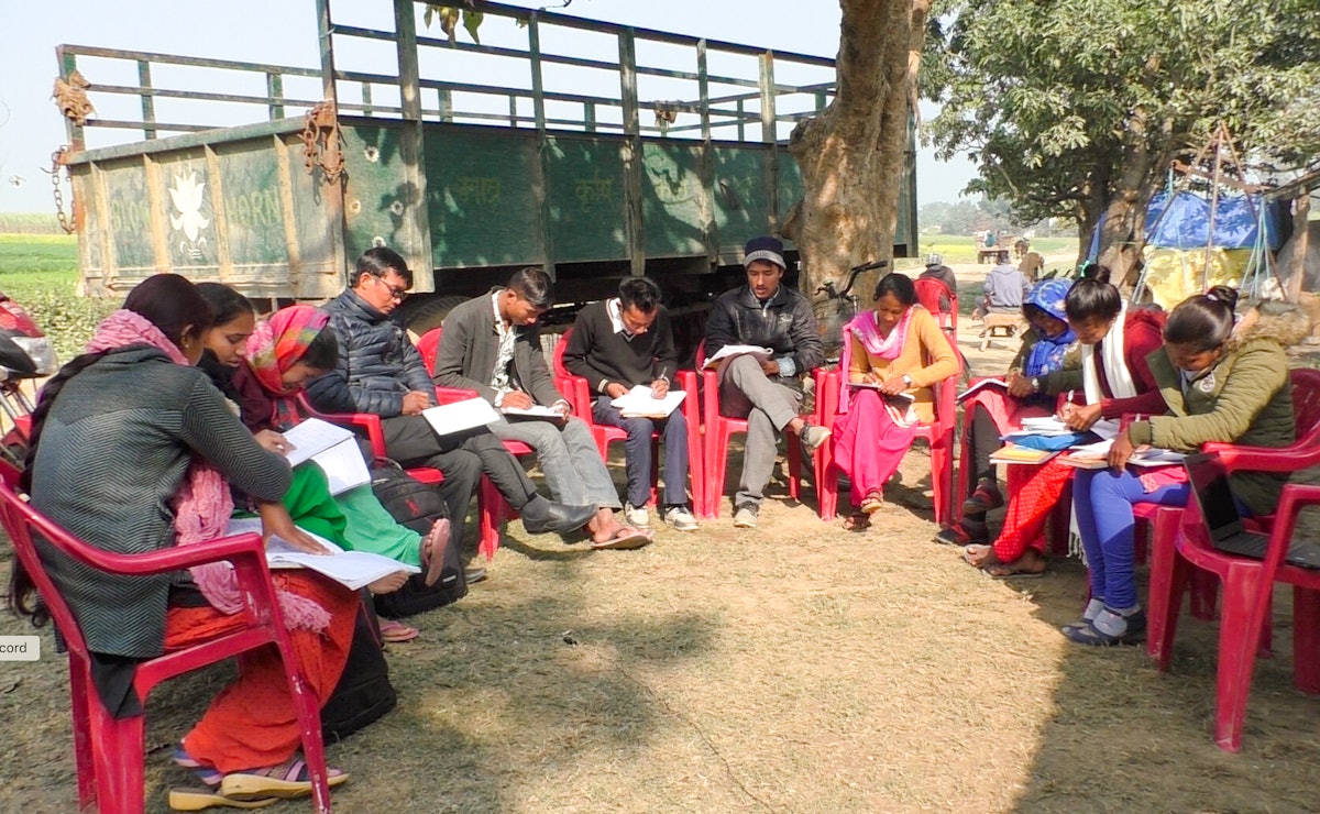 Fotografía realizada antes de la actual crisis sanitaria. Residentes del distrito de Kanchanpur (Nepal) participan en las actividades educativas de la comunidad bahá'í que fomentan su capacidad de servicio a la sociedad.