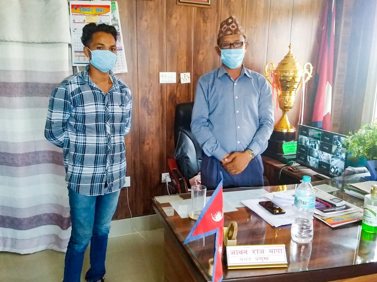 Un membre de l’Assemblée spirituelle locale des bahá’ís de Motibasti, au Népal, rencontre le maire pour lui remettre une lettre décrivant un problème d’irrigation auquel sont confrontés certains membres du village.