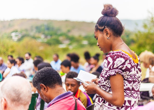 Photo prise avant la crise sanitaire actuelle. Une réunion de prière sur le site de la future maison d’adoration bahá’íe nationale à Port Moresby, en Papouasie-Nouvelle-Guinée.