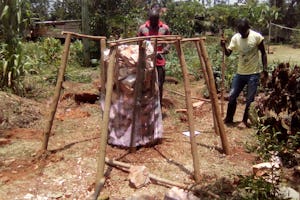 Construcción de una «pirámide de alimentos» en un centro de instrucción de la Fundación Kimanya-Ngeyo para la Ciencia y la Educación, una organización de inspiración bahá'í en Uganda.