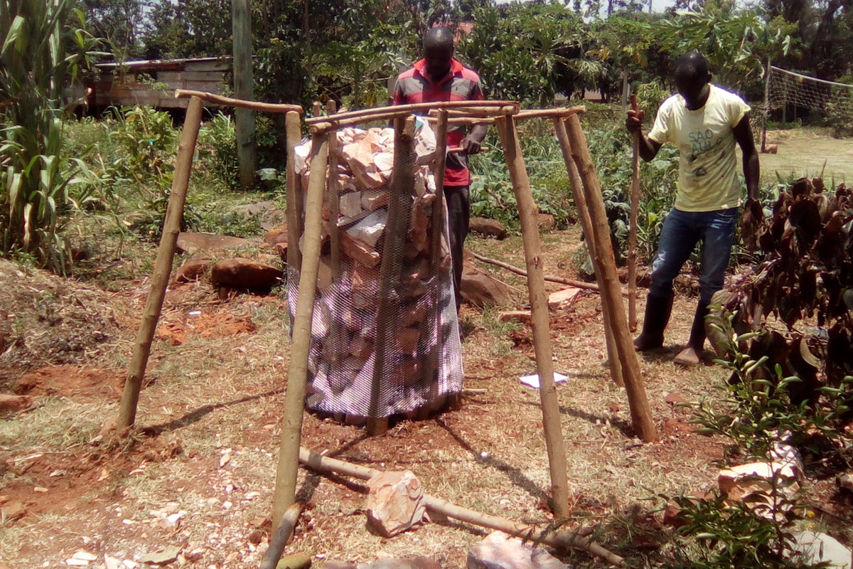 Construcción de una «pirámide de alimentos» en un centro de instrucción de la Fundación Kimanya-Ngeyo para la Ciencia y la Educación, una organización de inspiración bahá'í en Uganda.
