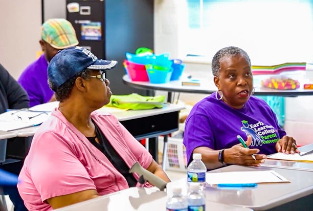 این عکس پیش از بحران سلامت فعلی گرفته شده است. در فضاهای گفتگویی که به میزبانی دانشگاه پرنت و بر اساس اصل مشورت بهائی شکل میگیرد، دیدگاههای اعضای مختلف جامعه به منظور رسیدن به توافق نظر در مورد اقدام شنیده میشود.