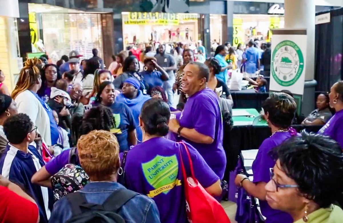 Photograph taken before the current health crisis. Parent University runs educational programs that allow parents and teachers to regularly consult on issues facing their community, often with the participation of school administration and the municipal government.