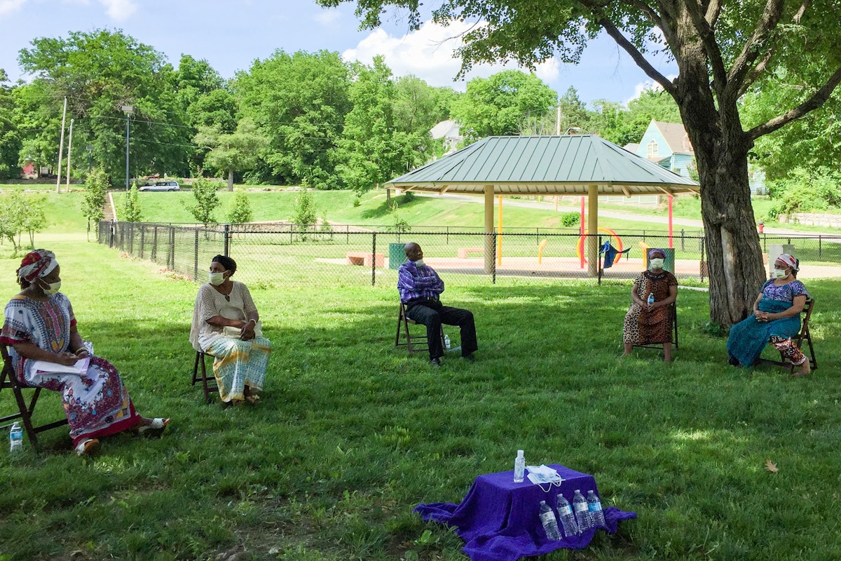 Efforts in a Kansas City, US, to mobilize local resources to meet pressing needs have led to a series of discussion spaces—while maintaining safety measures put in place by the government—allowing residents in this neighborhood to consult on various protective measures, including the production of masks for community members.