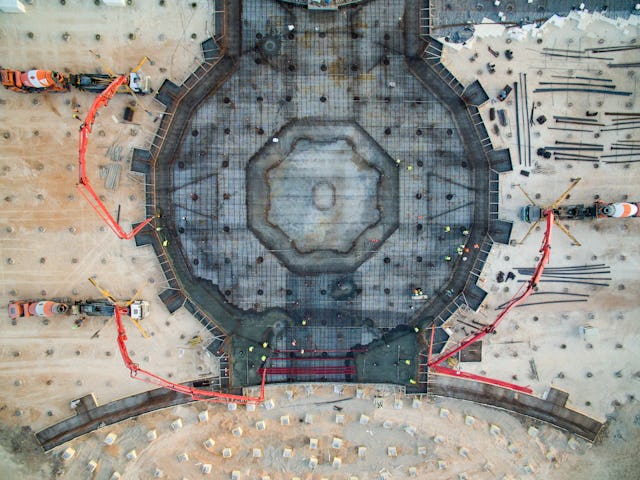 با قالببندی بستری به مساحت ۲۹۰۰ متر مربع که به تازگی به صورت شبانه در مرکز آن بتنریزی صورت گرفت، کار فونداسیون مرکزی تکمیل شد.