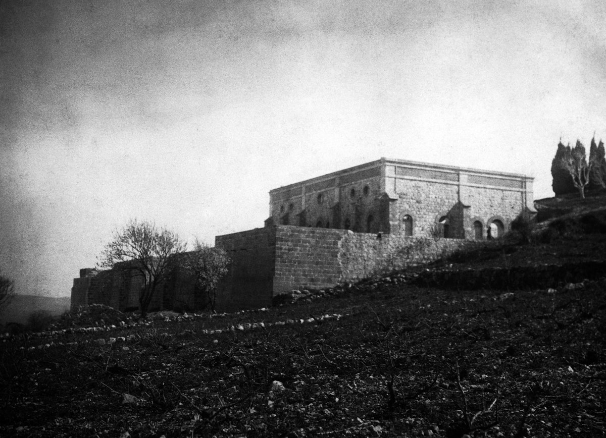 Aunque confinado en la ciudad de ‘Akká y afrontando enormes desafíos, ‘Abdu’l-Bahá dirigió la construcción, en el Monte Carmelo, de un majestuoso mausoleo, el Santuario que se convertiría en el sepulcro definitivo de los restos del Báb.