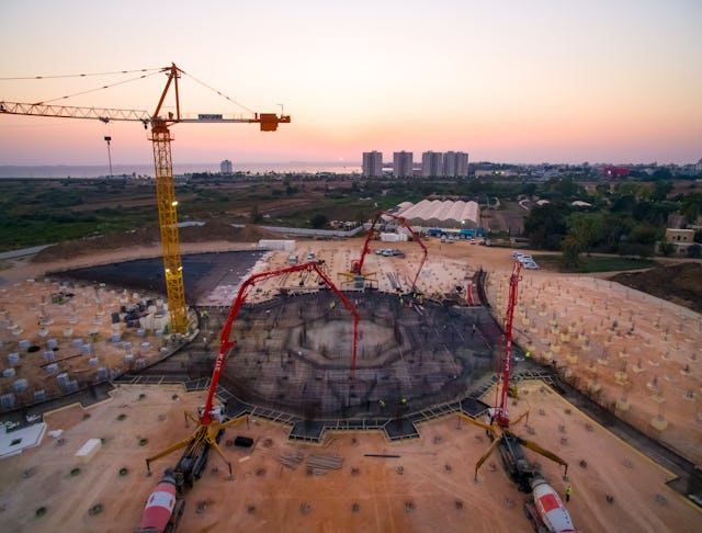 With an overnight concrete pour, a platform across an area of 2,900 square meters was recently cast at the center of the site, bringing the central foundation work to completion.