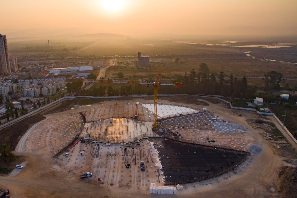 در پی اعلان طرح آرامگاه  حضرت عبدالبهاء چند ماه قبل، فونداسیون‌های این بنا اکنون پایه‌ریزی شده است و فرآیند ساخت به مرحلهٔ جدیدی نزدیک می‌شود.