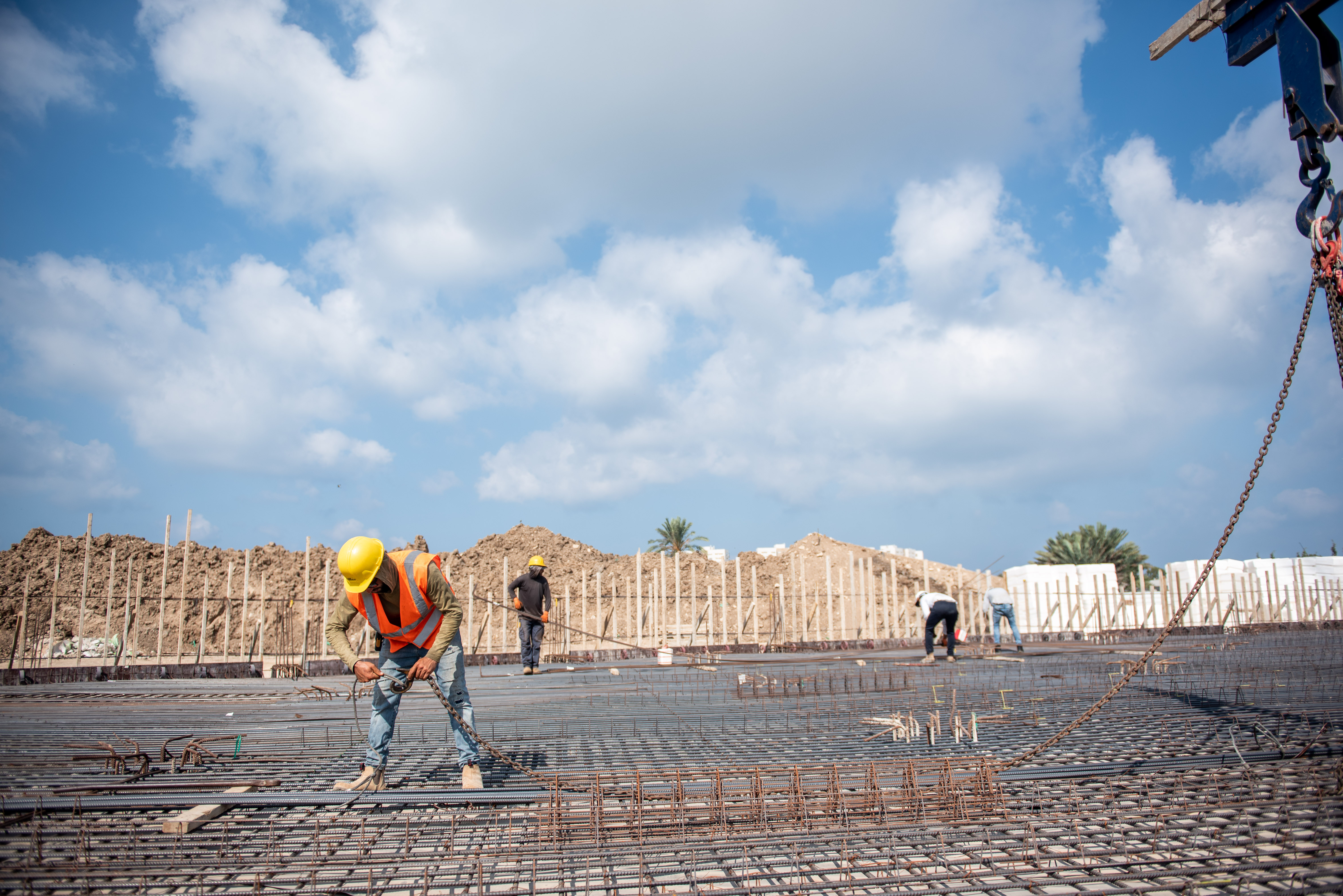 در ماه‌های اخیر فونداسیون‌های ‌مستحکمی بر روی شمع‌های‌بتن مسلح که از قبل در عمق زمین کار گذاشته شده بود، ساخته شد.