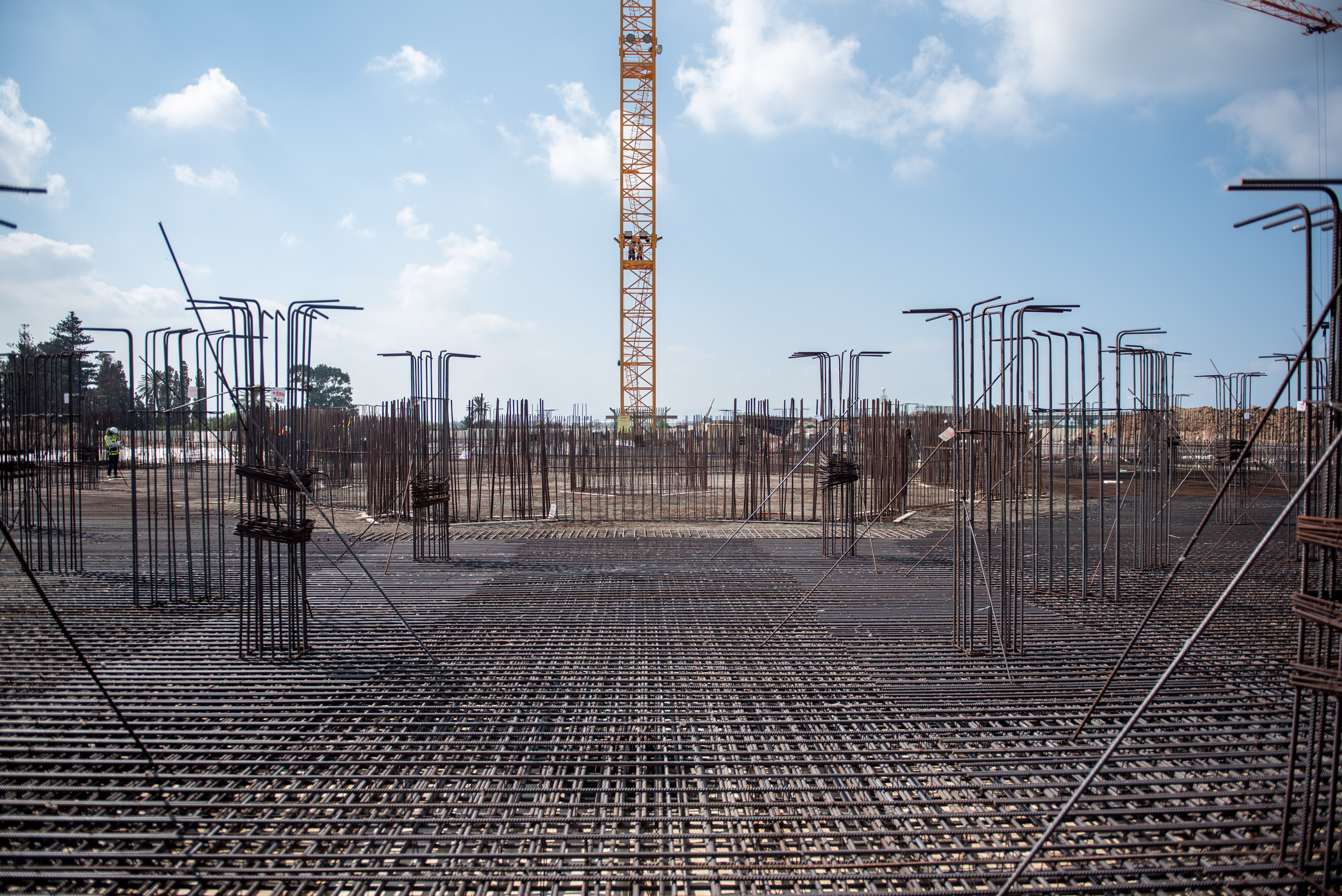 در ماه‌های اخیر فونداسیون‌های ‌مستحکمی بر روی شمع‌های‌بتن مسلح که از قبل در عمق زمین کار گذاشته شده بود، ساخته شد.