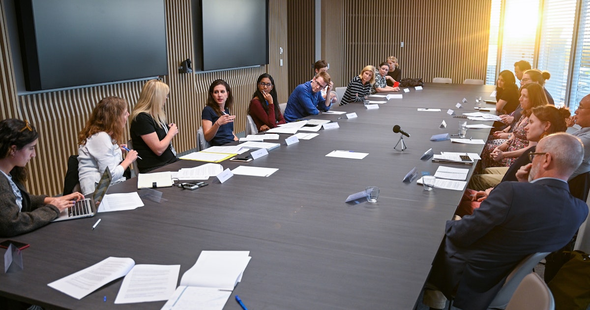 Fotografía realizada antes de la actual crisis sanitaria. Una serie de debates formales organizados por la comunidad bahá’í de Australia en colaboración con la organización First Draft y el Centro para la Transición de los Medios de Comunicación reúne a profesionales de la comunicación para reformular el panorama mediático de Australia.