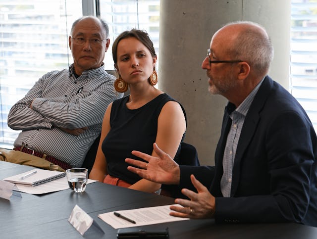 عکس پیش از بحران کنونی سلامتی گرفته شده است. آلن ساندرلند، مدیر اجرایی «سازمان بازرسان اخبار و سردبیران ارزیاب» در یکی از این جلسات گفت: « در حال حاضر بسیاری از مردم دربارهٔ این صحبت میکنند که رسانه میتواند کاری بیش از تاکید بر اختلافات انجام داده و در مورد موضوعاتی صحبت کند که ما را با هم متحد میسازد. این موضوع برای ژورنالیسم که به طور سنتی بر اساس مدلی مبتنی بر اختلاف ساخته شده چالشبرانگیز است...»