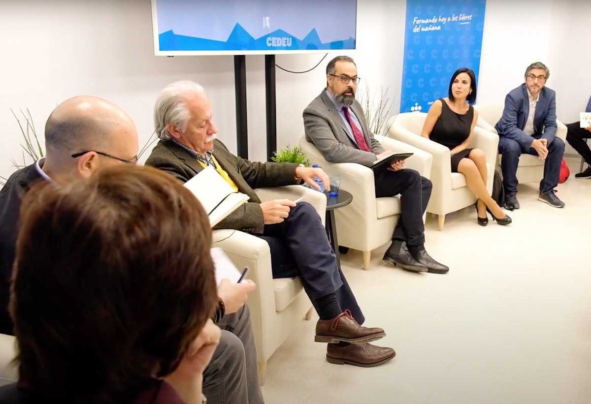 Photograph taken before the current health crisis. The Bahá’ís of Spain have been having conversations with journalists and other social actors about the need to overcome division and polarization in response to crises.